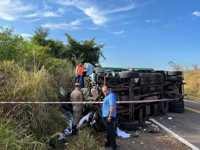 Caminhoneiro morreu na hora, na MS-134, após acidente com ônibus (Foto: Nova News)