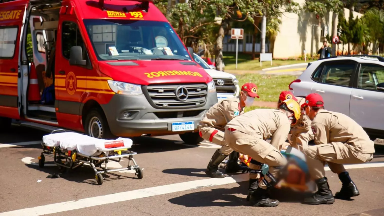 Idoso foi socorrido pelos Bombeiros. (Foto: Nathalia Alcântara)