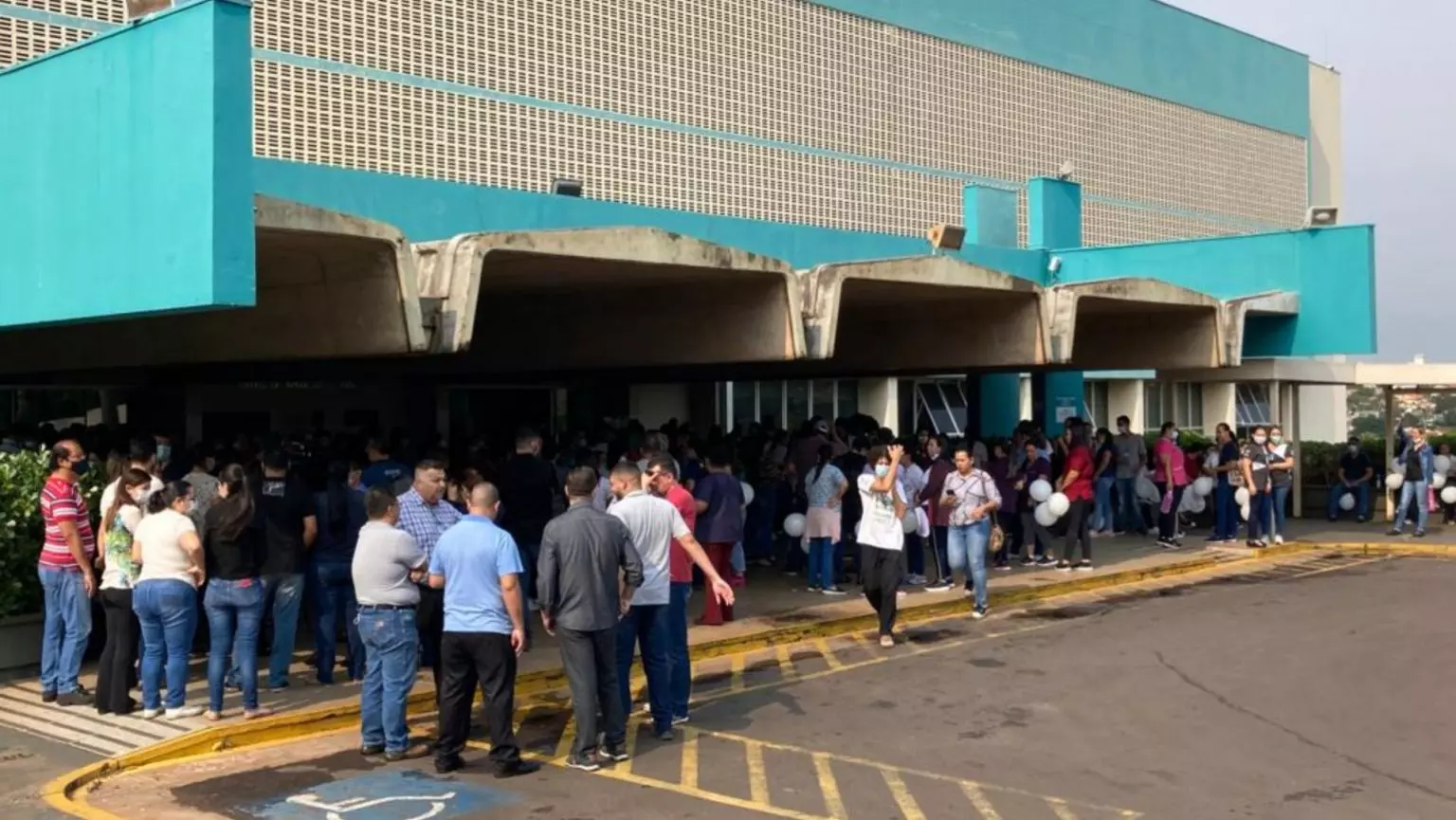 Enfermeiros em frente à Santa Casa (Foto: Ranziel Oliveira)