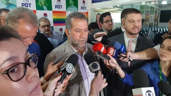 O presidente do PDT, Carlos Lupi, anuncia apoio do partido a Lula no segundo turno das eleições. ?- (Foto: Luiz Felipe Barbiéri/g1)