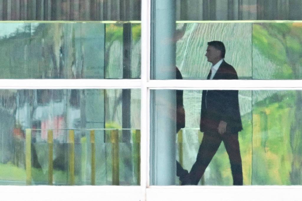 Bolsonaro deixa o Palácio da Alvorada rumo ao Planalto na manhã desta segunda (31) - Evaristo Sá/AFP