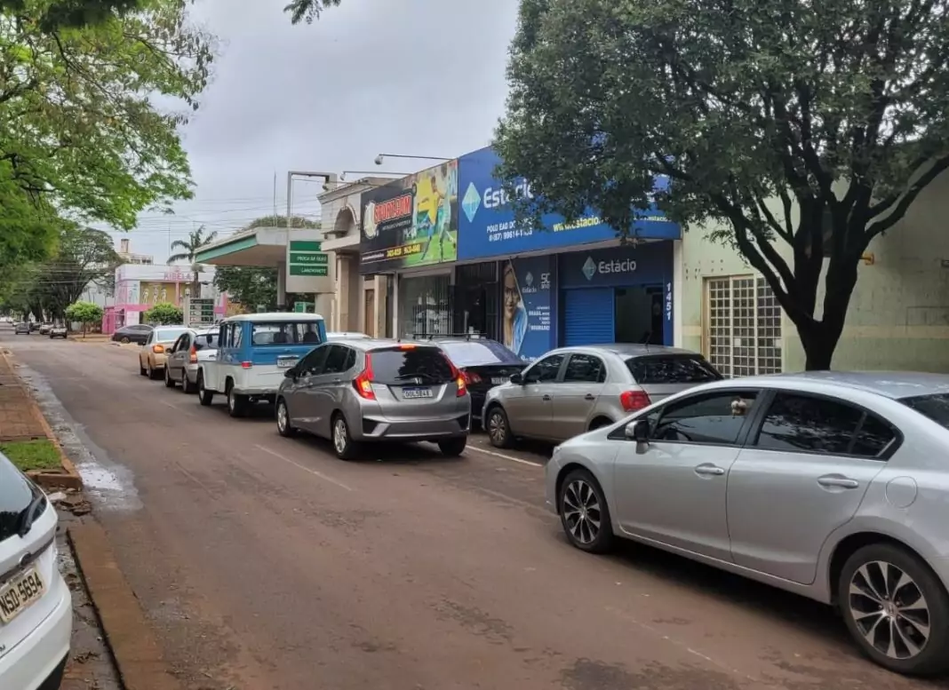 Fila de veículos nos postos de combustíveis de Dourados é grande - Foto: Flávio Verão