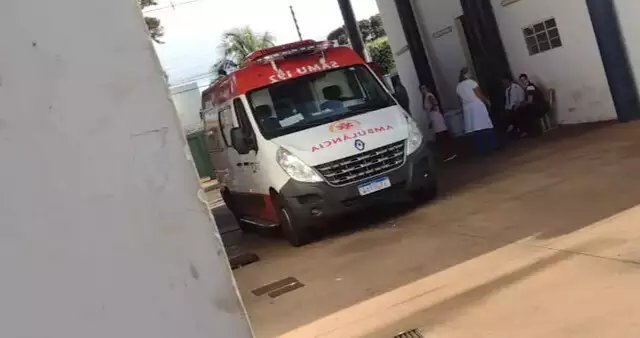 Claudete diz que tem uma viatura do Samu na unidade, mas até as 8h10 desta manhã o transporte do pai não havia sido feito (Foto: Direto das Ruas) 