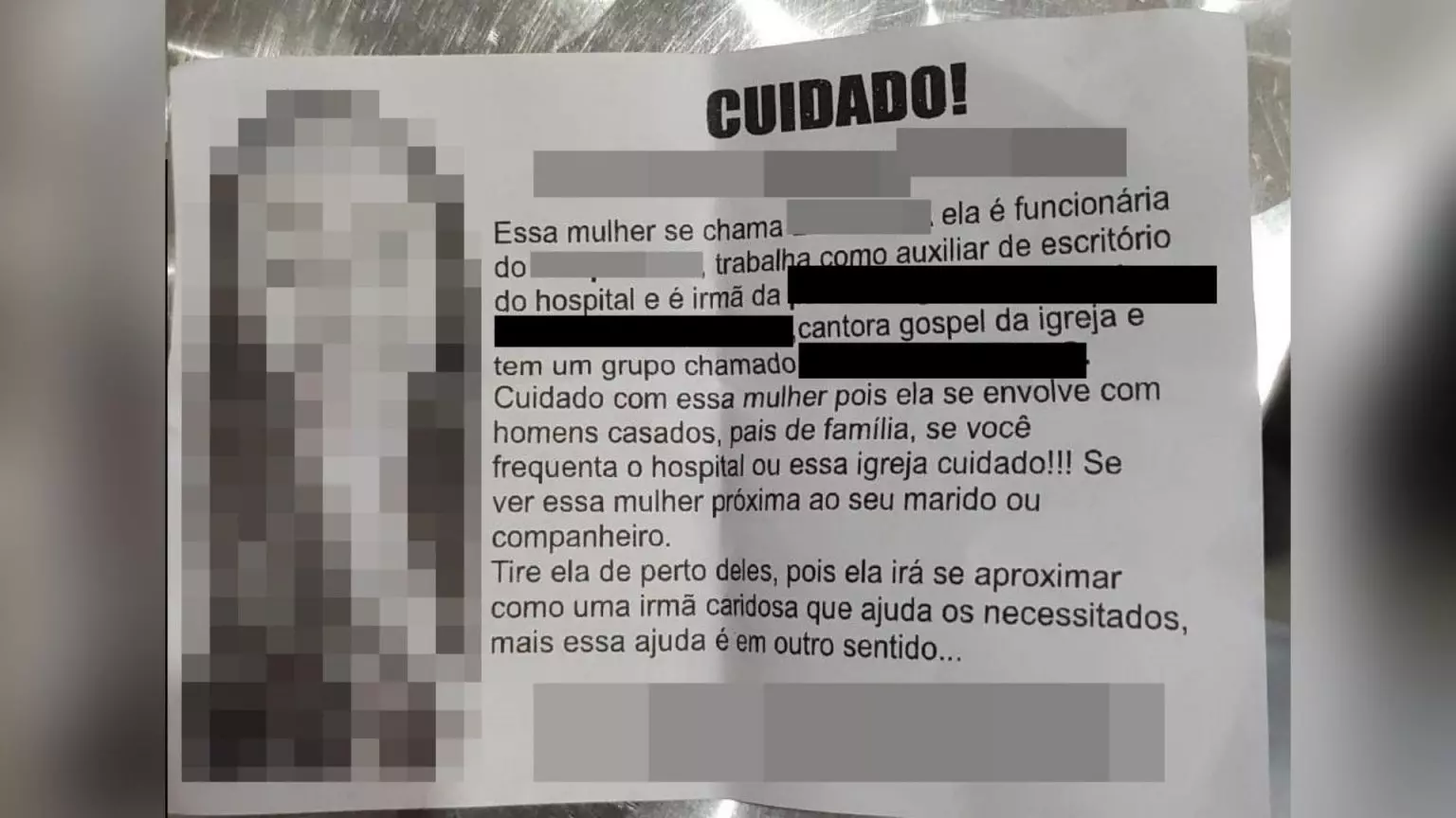 Espalhado em pontos da Avenida Zahran em Campo Grande, cartaz faz acusações a irmã evangélica - (Foto: Reprodução/Redes Sociais)