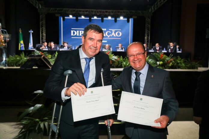 Eduardo Riedel e Barbosinha durante diplomação (Foto: Assessoria de imprensa)