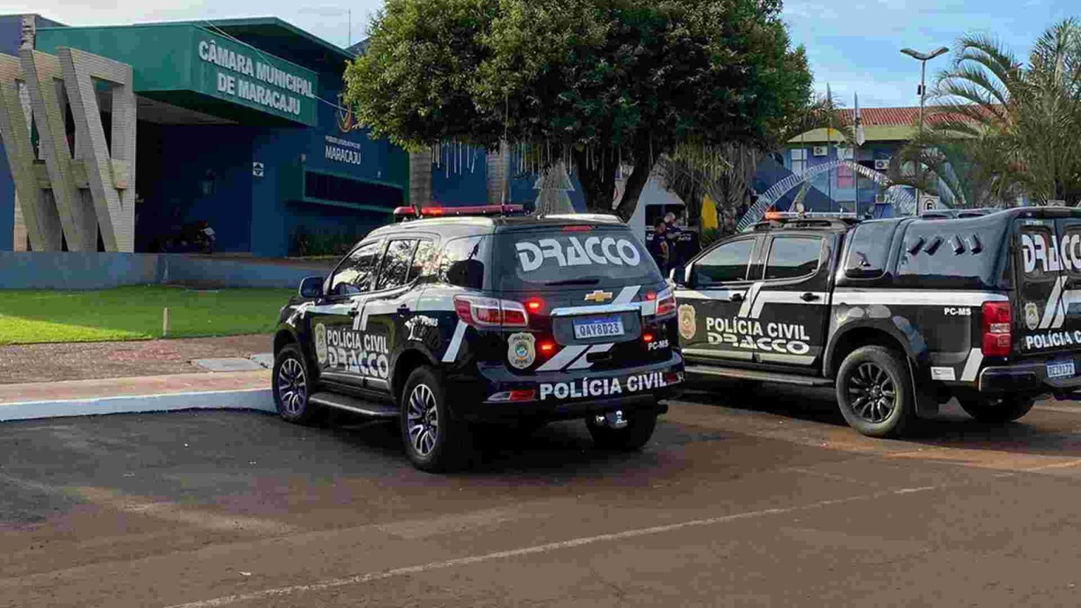 Operação Dark Money: viaturas estacionadas na frente da Câmara Municipal de Maracaju. (Foto: Divulgação Dracco).