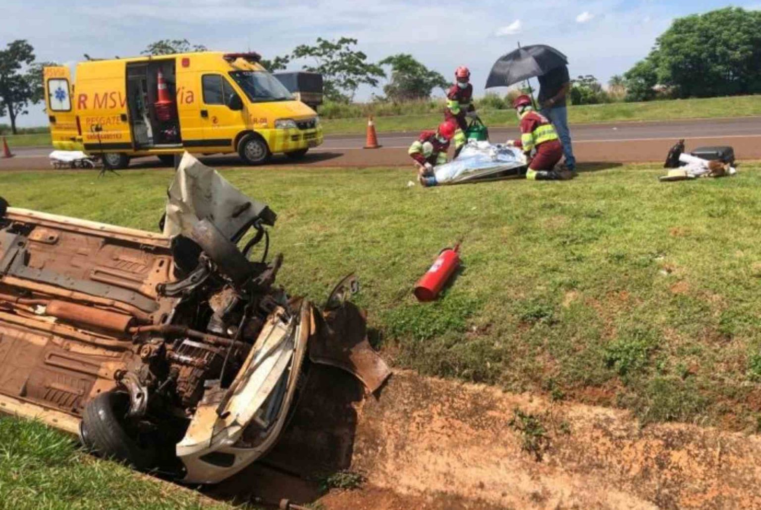 Carro capotou na rodovia - Foto: Alvorada Informa