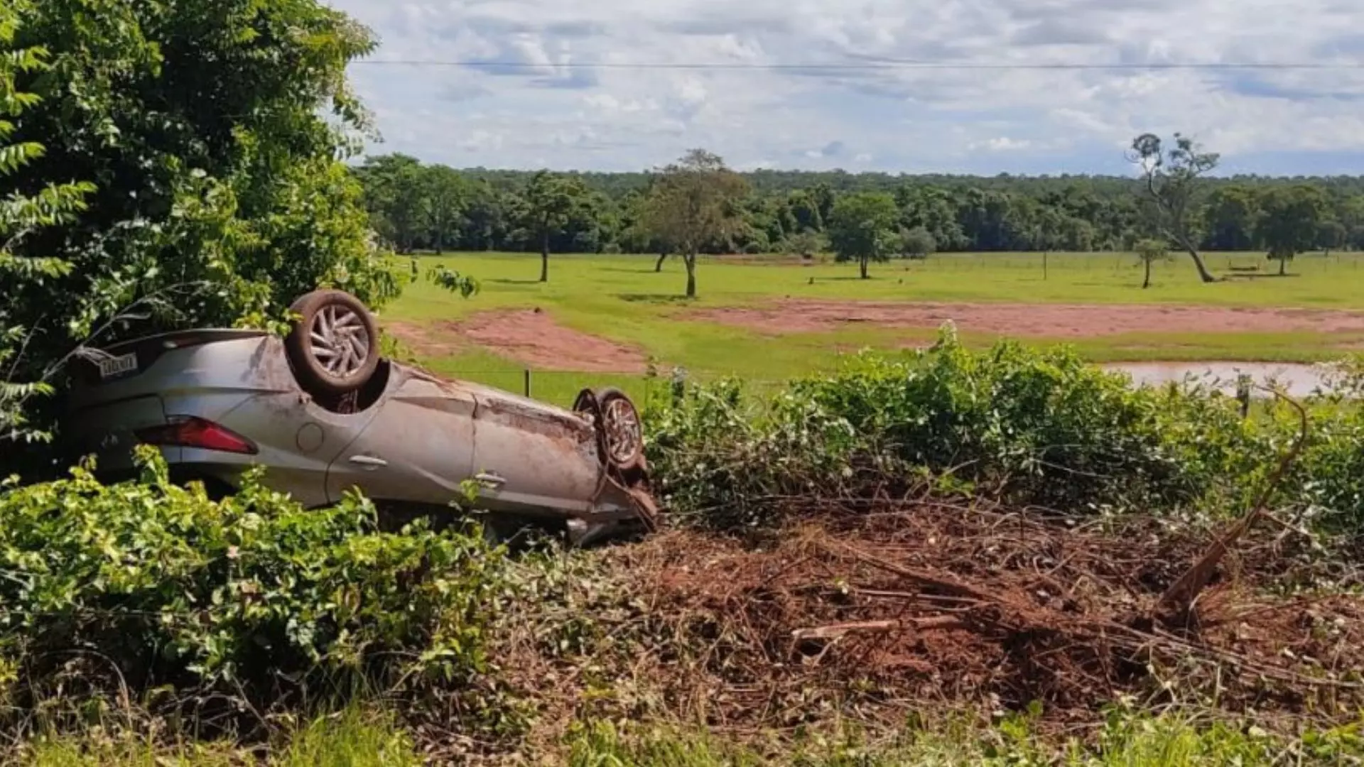 Carro era de locadora e só parou em vegetação as margens da rodovia. (Foto: Cenário MS)