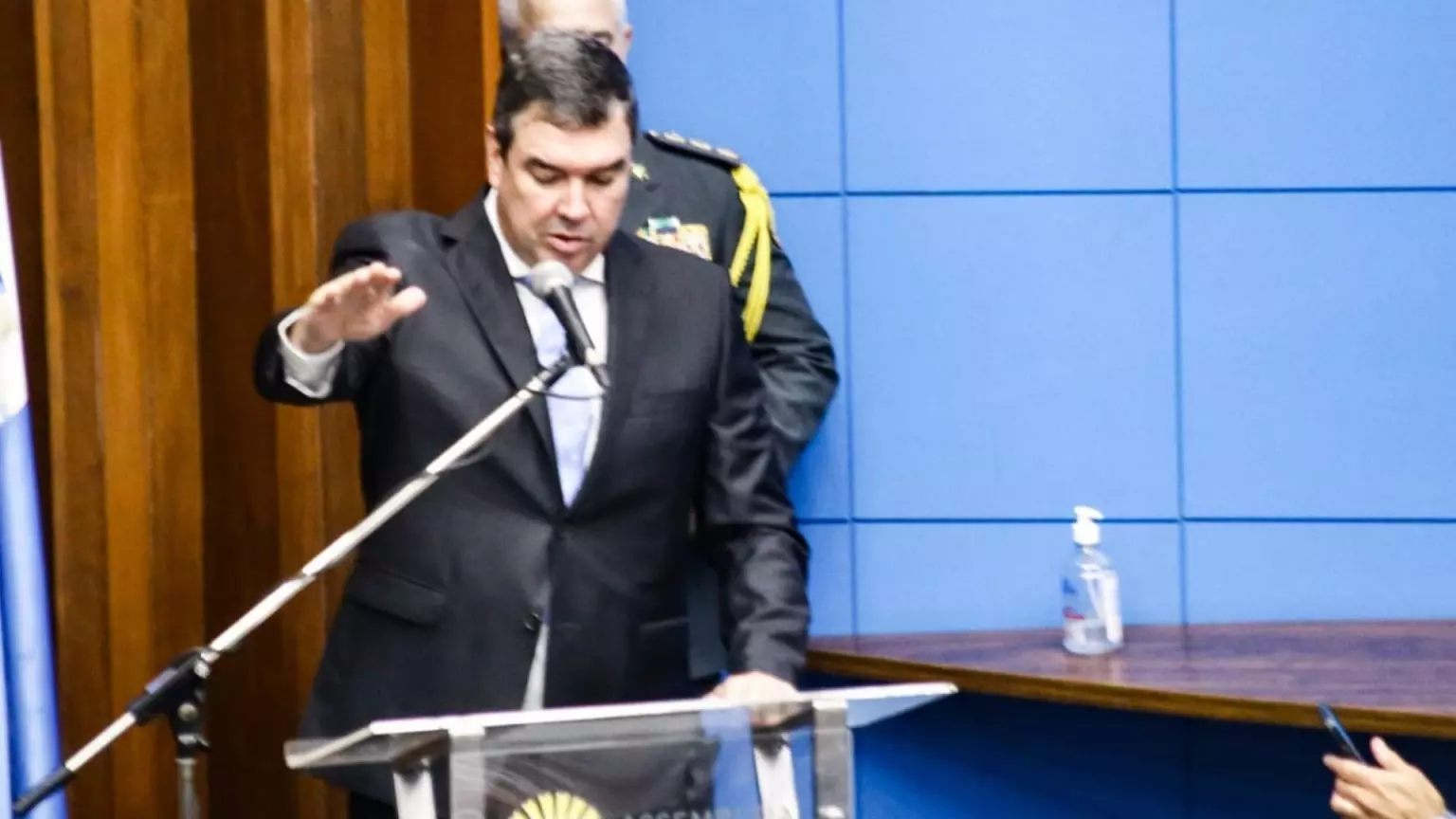 Eduardo Riedel, durante juramento na posse (Foto: Henrique Arakaki, Jornal Midiamax)