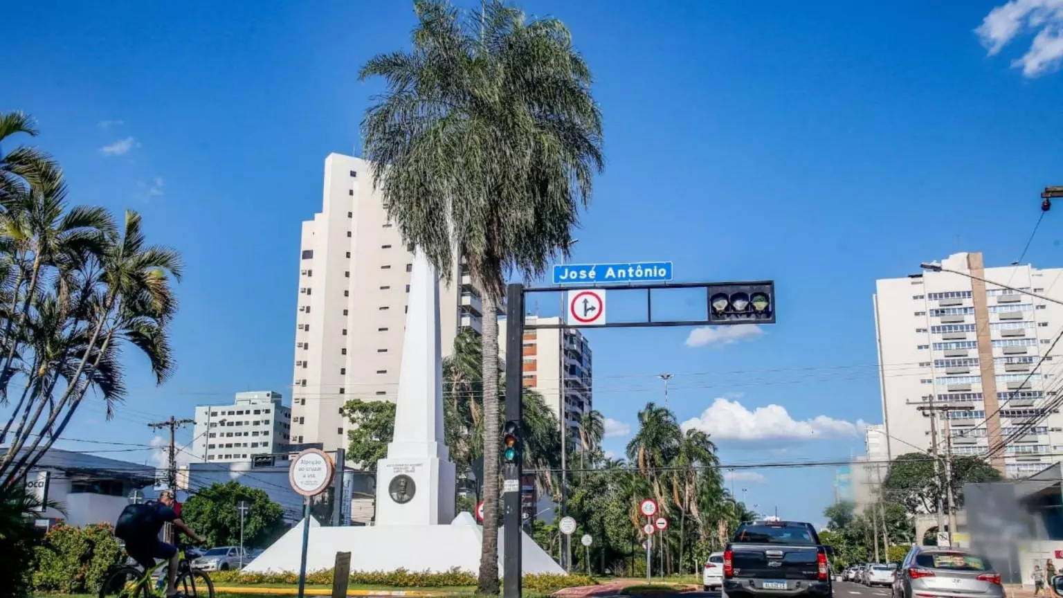 Céu azul e calor em Campo Grande. (Foto: Nathalia Alcântara/ Jornal Midiamax)