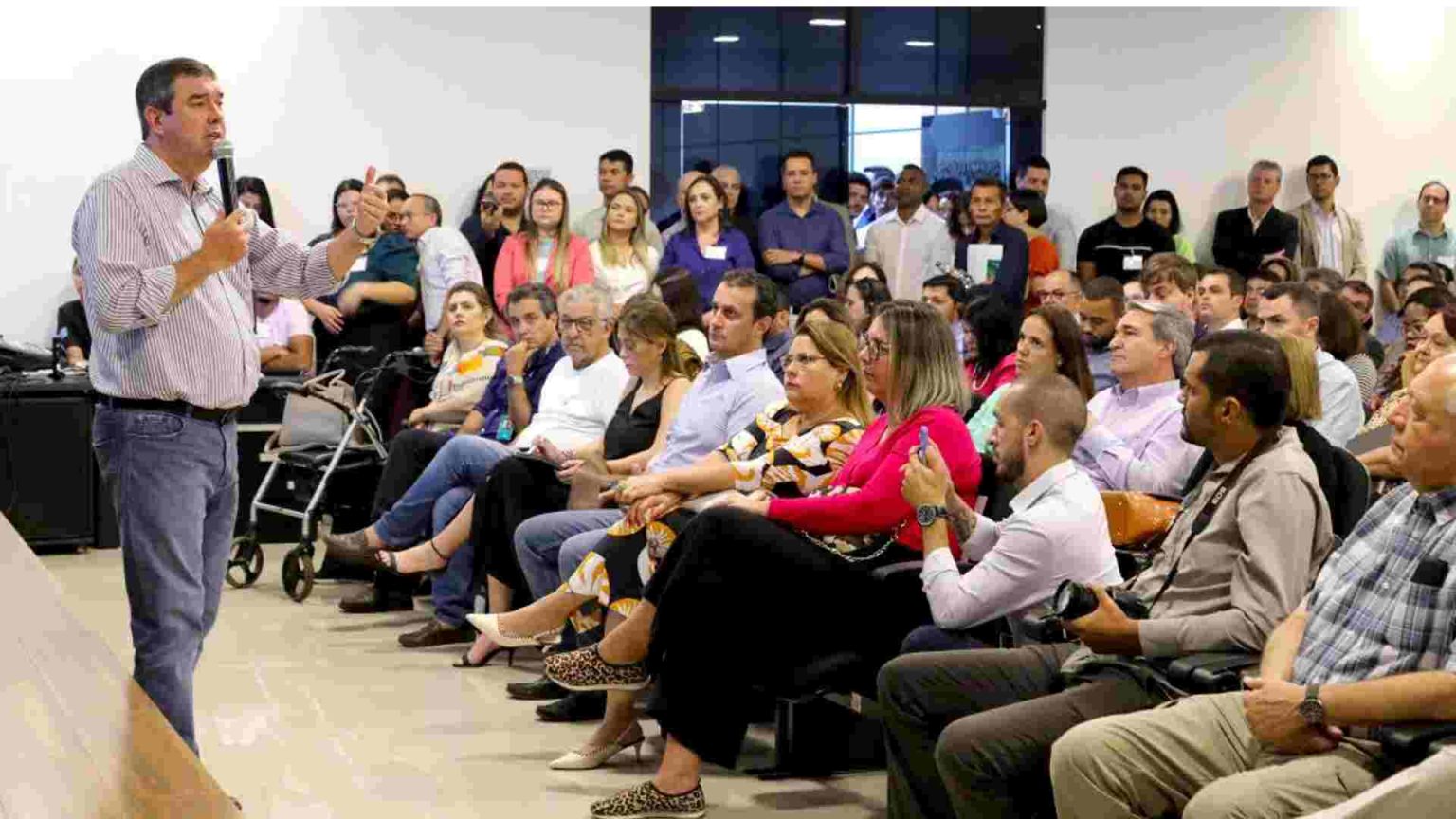 Eduardo Riedel com chefes de órgãos do Governo de MS. (Foto: Saul Schramm, Governo do Estado).