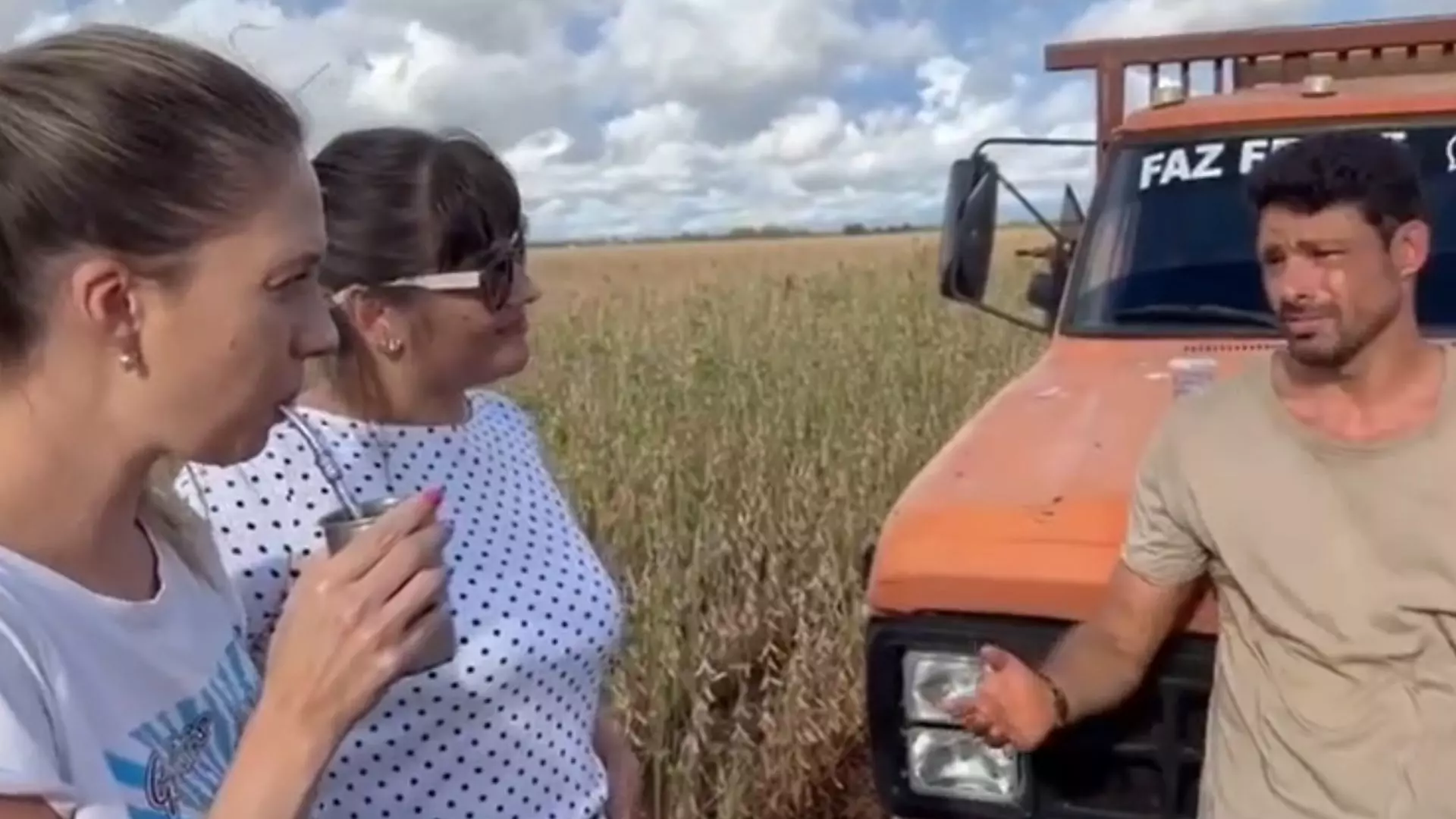 Ator conversou com moradores nos bastidores - (Foto: Arquivo Pessoal/Marcia Guerra)