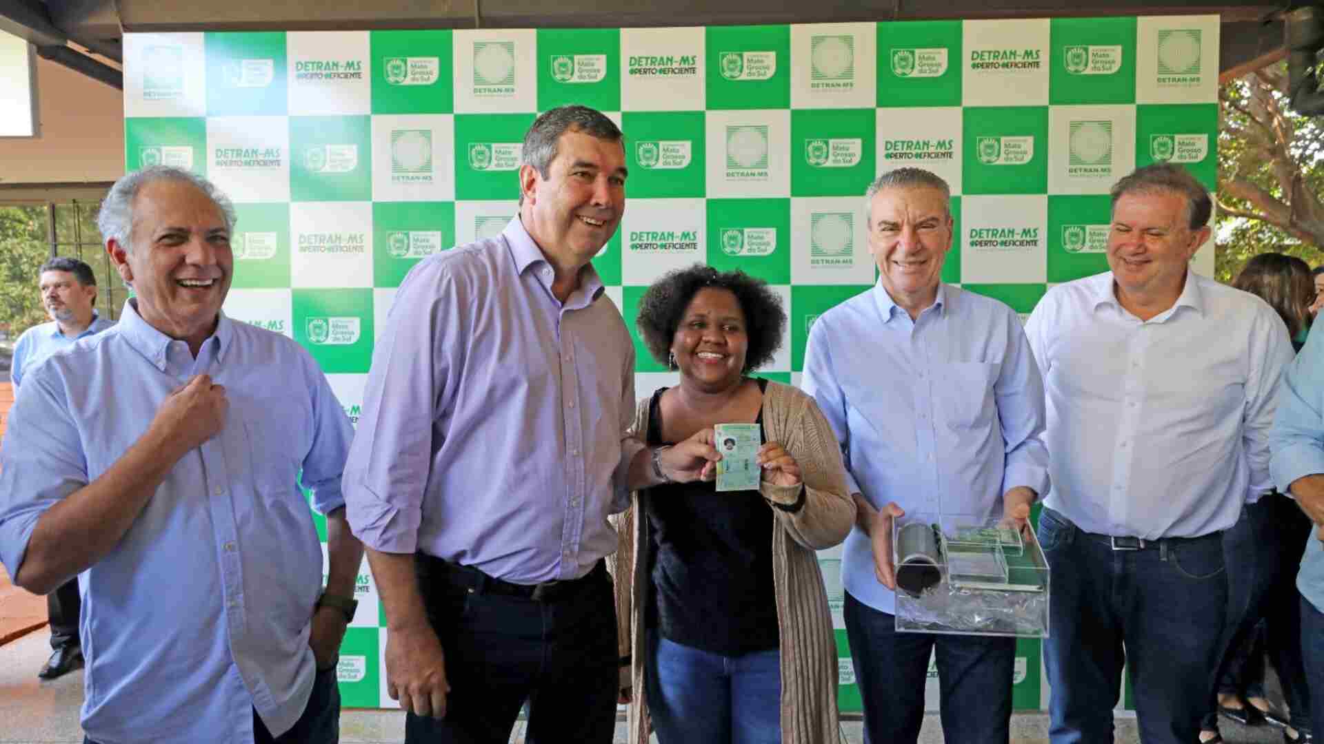 A professora Kethelly Thais de Oliveira foi a beneficiada (Foto: Saul Scharamm/ Divulgação/Governo de MS)