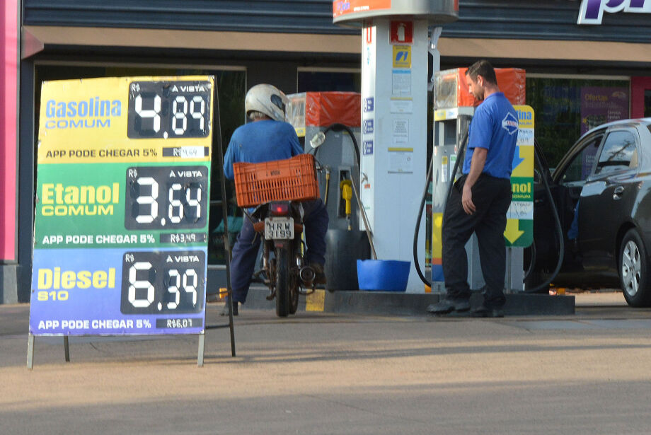 O litro do óleo diesel comum é vendido pelo preço médio de R$ 6,19 e a versão S10 por R$ 6,28 - Gerson Oliveira