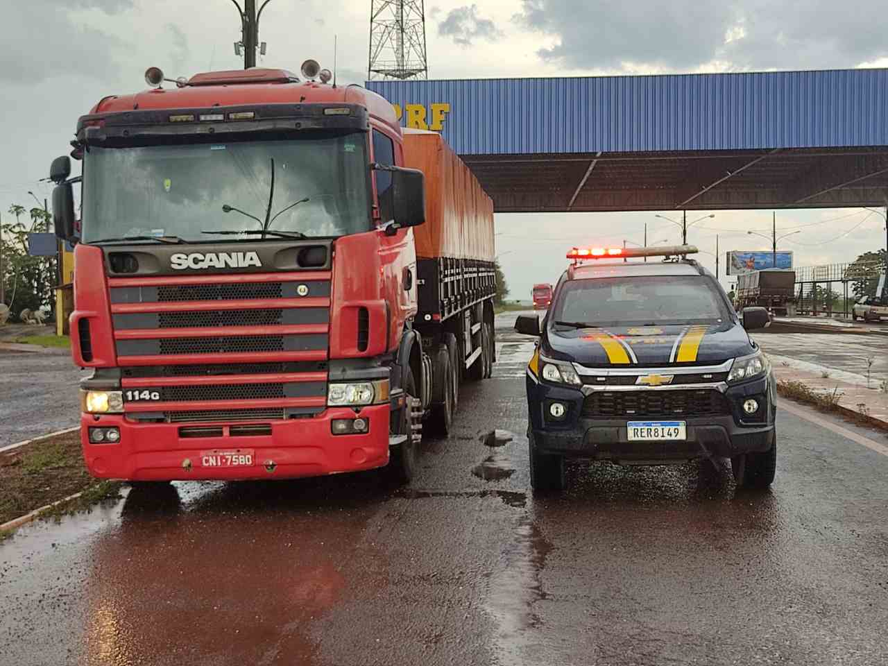 Veículo seria entregue no Paraguai (Foto: PRF/Divulgação)