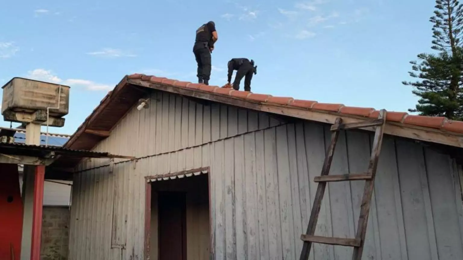 Homem foi preso no telhado ao tentar fugir. (Divulgação/Polícia Federal)