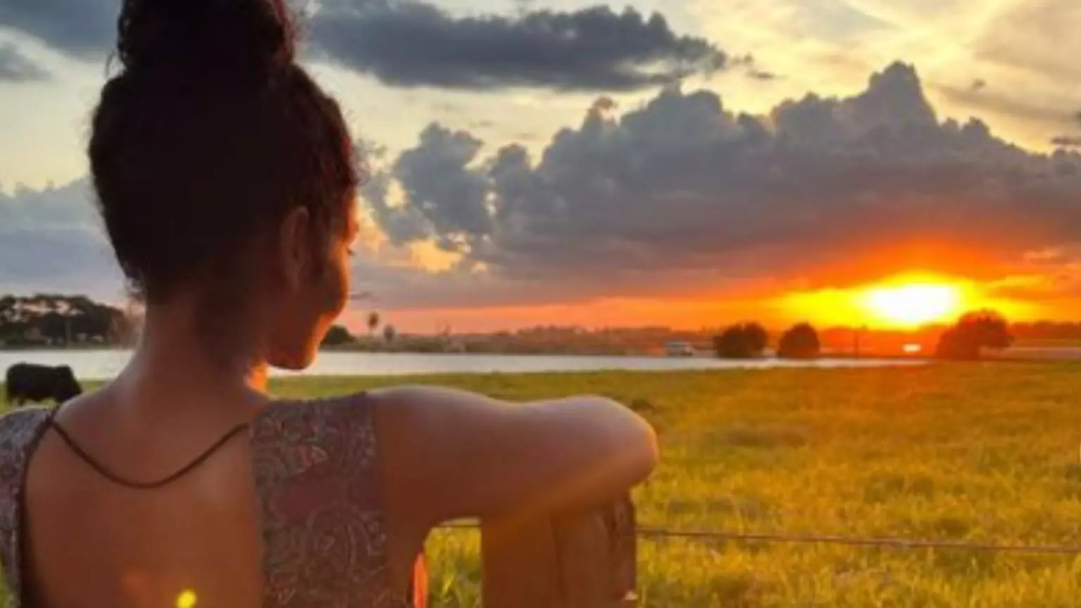 Atriz Bárbara Reis interpreta a protagonista Aline e tirou uma foto com o pôr do sol em Mato Grosso do Sul - (Foto: Arquivo Pessoal/Reprodução das Redes Sociais)