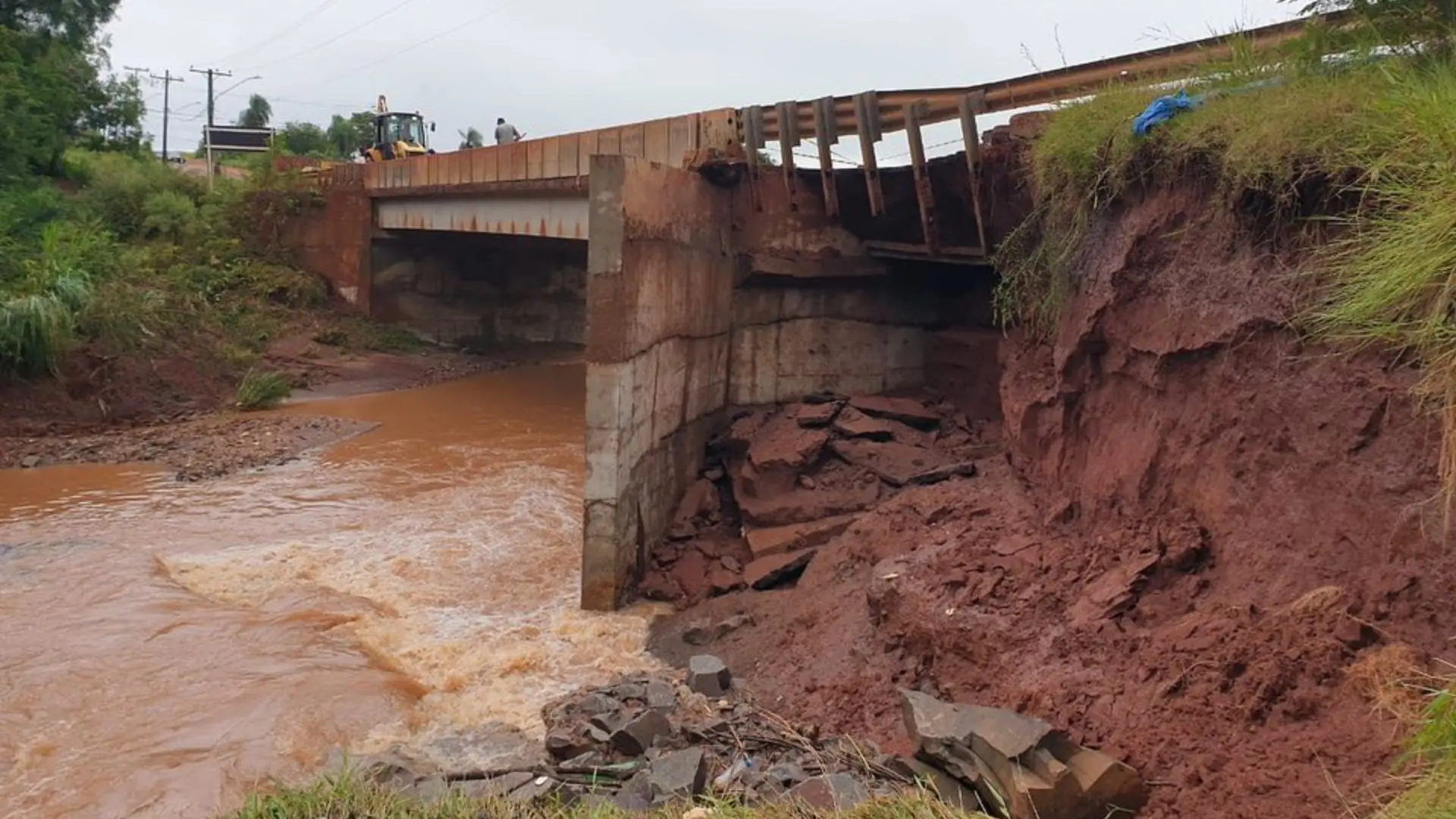 Base da ponte sobre córrego São João Mirim. (Foto: Diretoria de Comunicação Municipal)