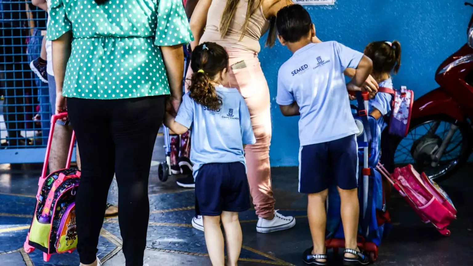 Mãe deixa criança em escola municipal da Capital. (Foto: Henrique Arakaki/ Jornal Midiamax)