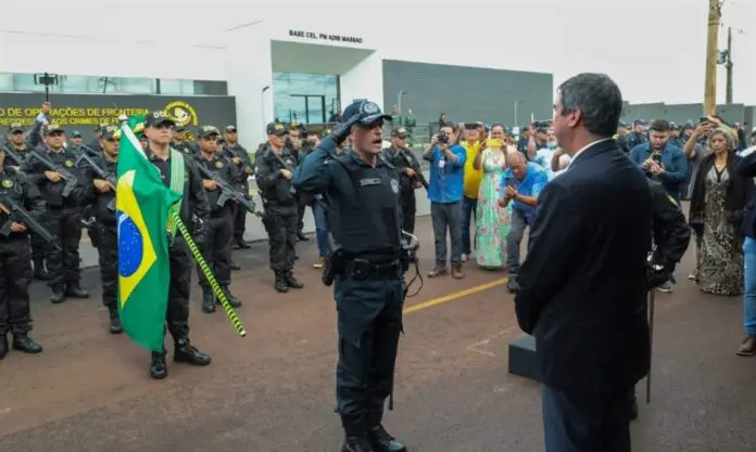 Governador durante troca de comando do DOF