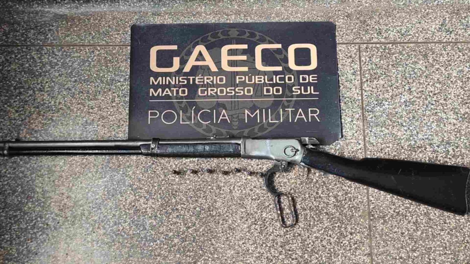 Arma apreendida na primeira fase da operação - Divulgaçao/Gaeco