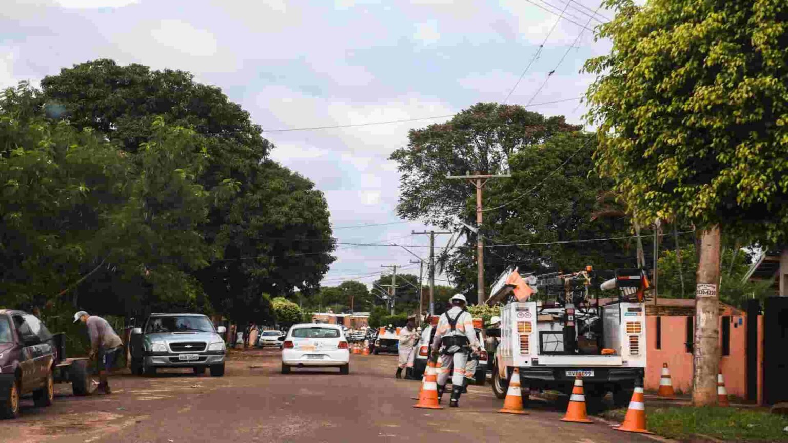 Energisa retira ligações clandestinas em Campo Grande (Foto: Nathalia Alcântara/Midiamax)