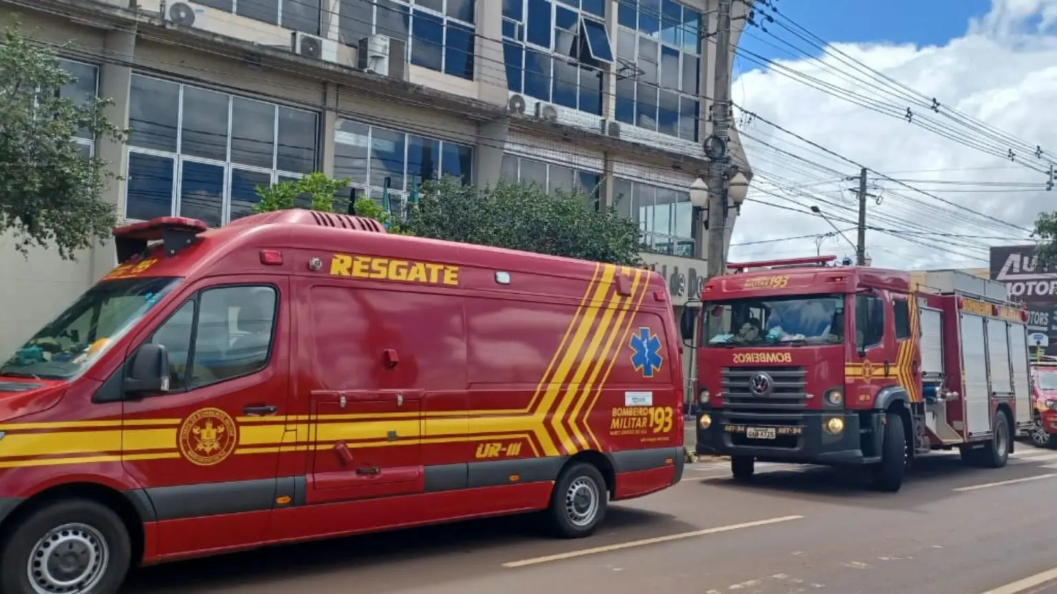 Viaturas dos bombeiros em frente à Câmara Municipal. (Foto: Marcos Morandi)