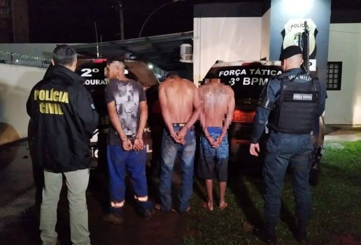 Após localizar os autores, os policiais conseguiram libertar do motorista do caminhão (Foto: Dourados News)