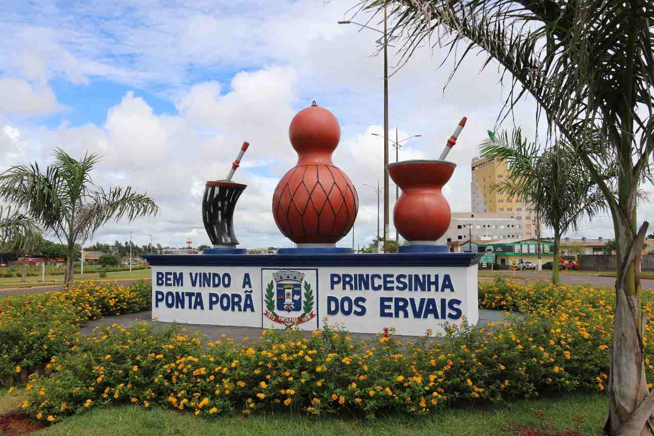 Monumento na entrada de Ponta Porã faz referência ao tereré (Foto: Valdemir Almino)