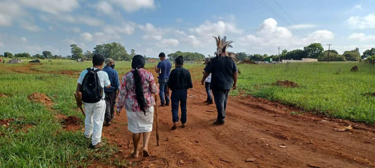 Famílias seguem acampadas na área disputada com condomínio (Foto: Marcos Morandi, Midiamax)