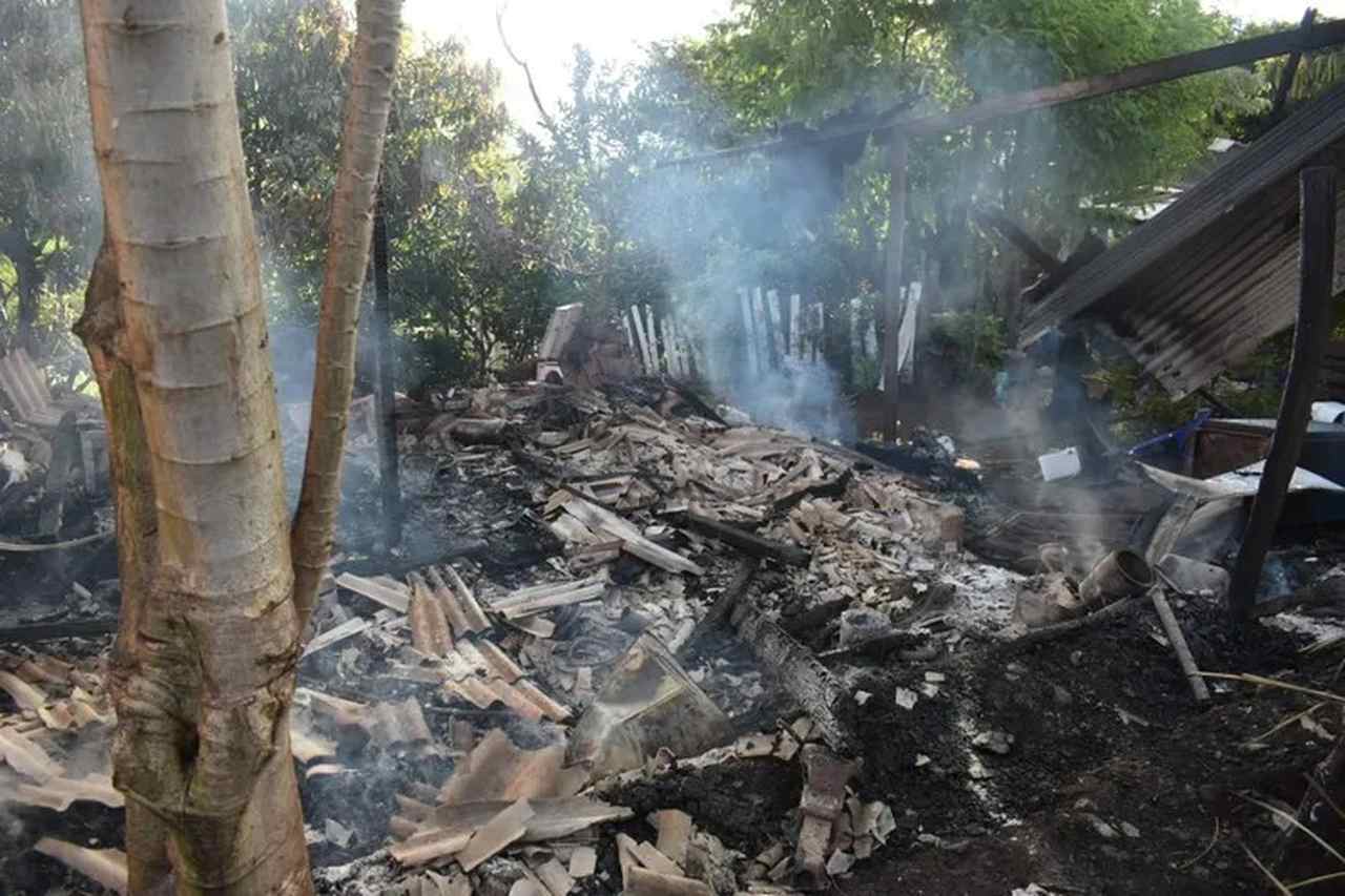 Casa de traficante foi incendiada em Pedro Juan (Foto: Reprodução/Gilberto Ruiz)