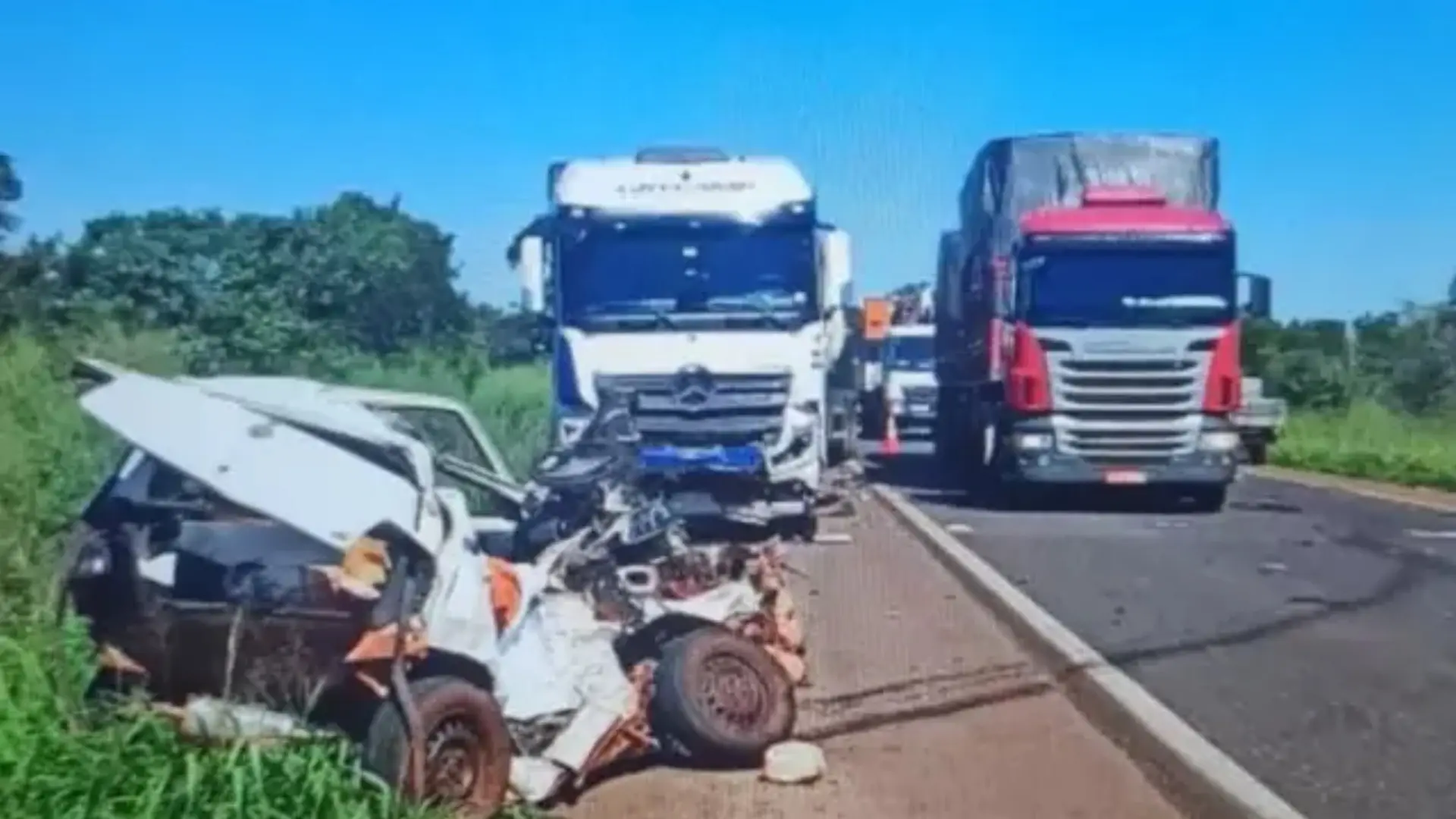 Carro ficou totalmente destruído (Foto: Interativo MS)