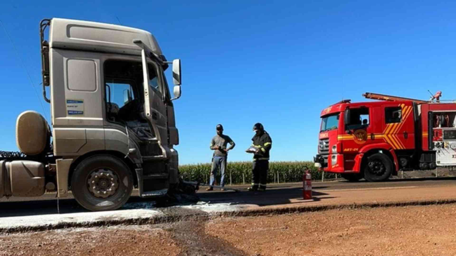 Local do acidente na BR-163, em de São Gabriel do Oeste. (Foto: Reprodução / Whatsapp / Veja Folha)