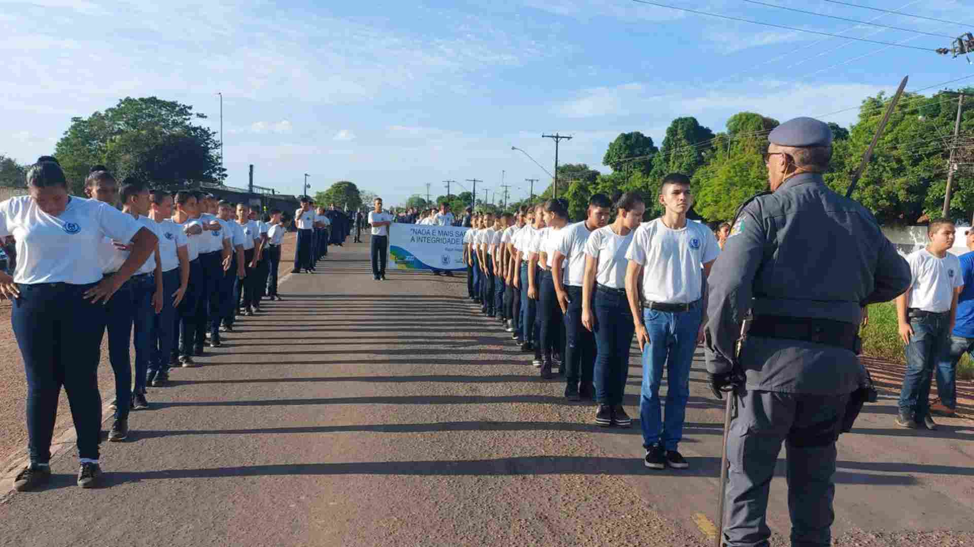 Governo encerrou programa de escolas cívico-militares no país. (Escola Lima Neto, Facebook, reprodução)