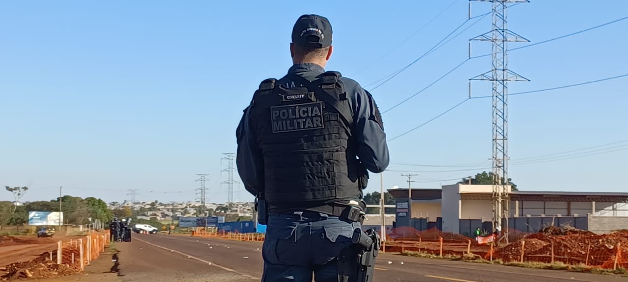 Policial Militar durante acompanhamento de conflito na rodovia 