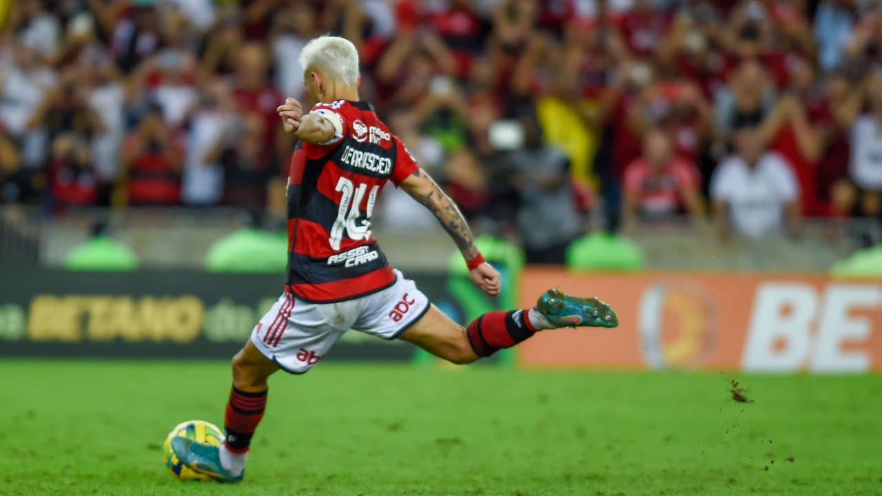 Futebol Flamengo volta a derrotar Grêmio e está na decisão da Copa do  Brasil Arrascaeta marca de pênalti e Rubro-Negro vence por 1 a 0 no  Maracanã ‣ Portal Terra da Luz