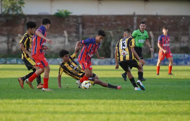 Tudo igual no duelo entre Ubiratan e AEFA no Est&aacute;dio da LEDA em Dourados ? Foto: Marcelo Berton