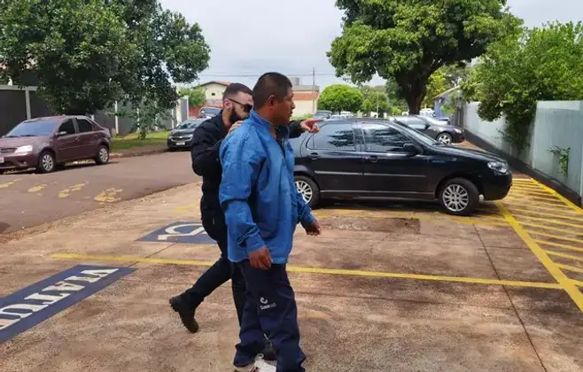 Janderson no momento em que chegava &agrave; delegacia; ele confessou os crimes (Foto: Adilson Domingos)