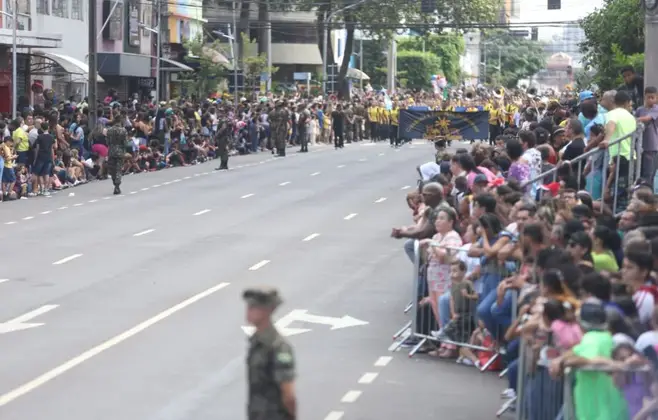 Popula&ccedil;&atilde;o campo-grandense lota as ruas para ver o desfile de 7 de setembro - Marcelo Victor