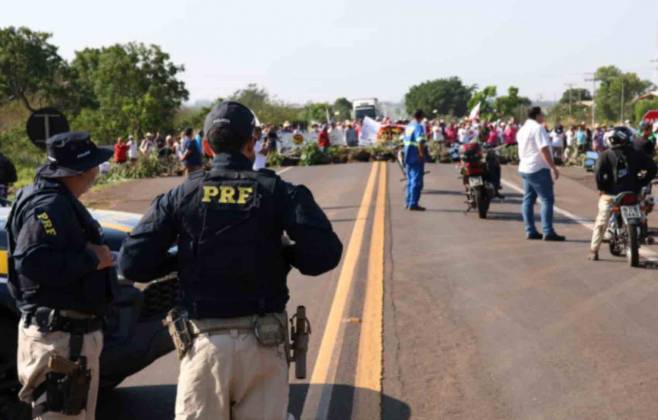 Manifesta&ccedil;&atilde;o suspende tr&aacute;fego nos dois sentidos (Foto: Henrique Arakaki, Midiamax)