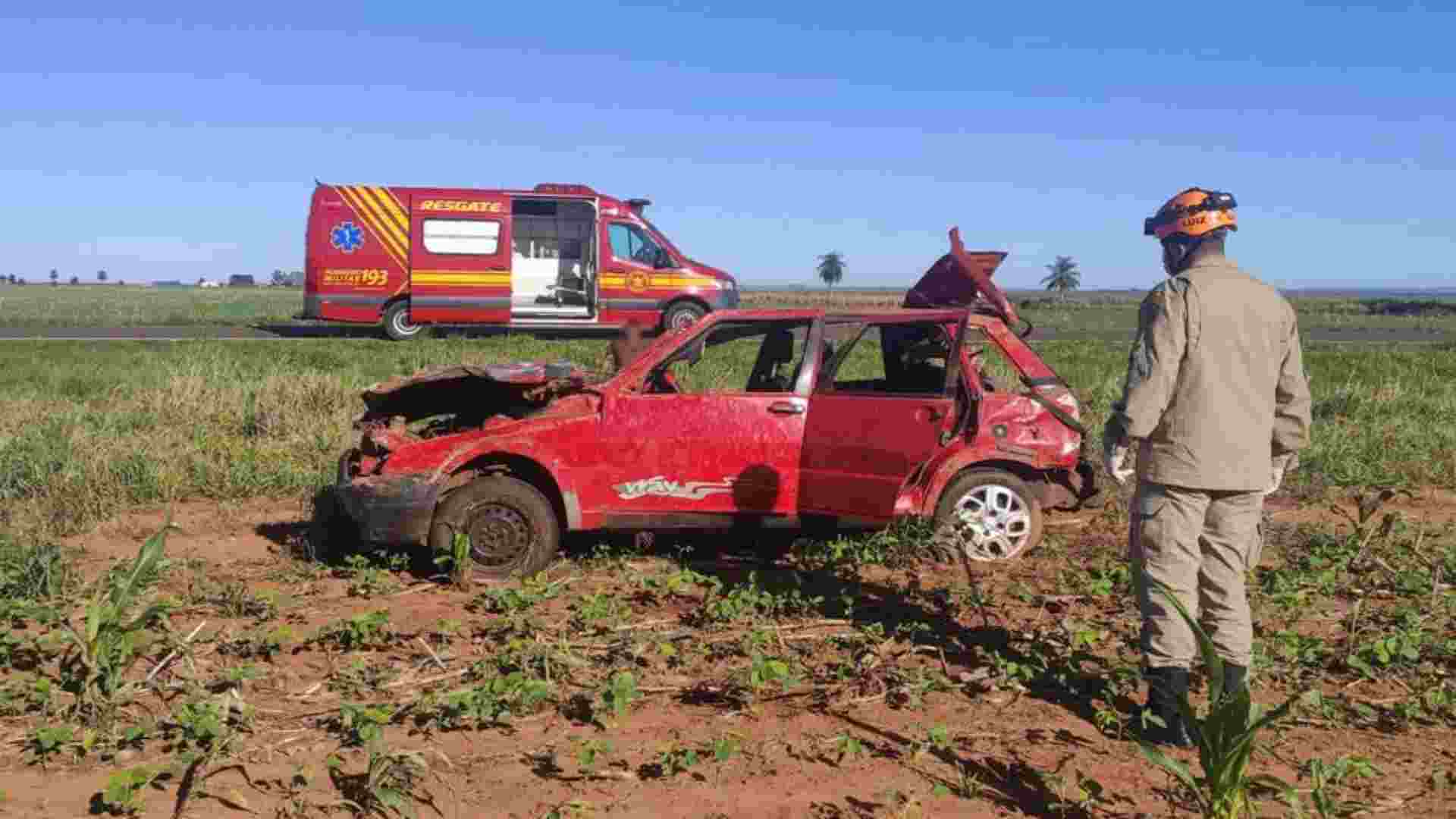 Veículo capotou nas margens da estrada (A Gazeta News)