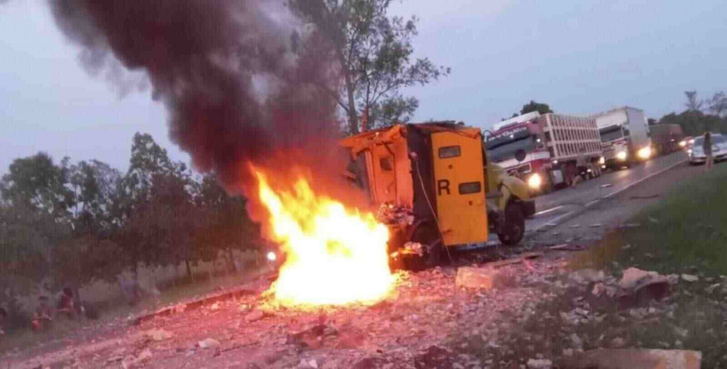 Parte do dinheiro ficou espalhada na pista; Foto: Reprodução/Redes Sociais