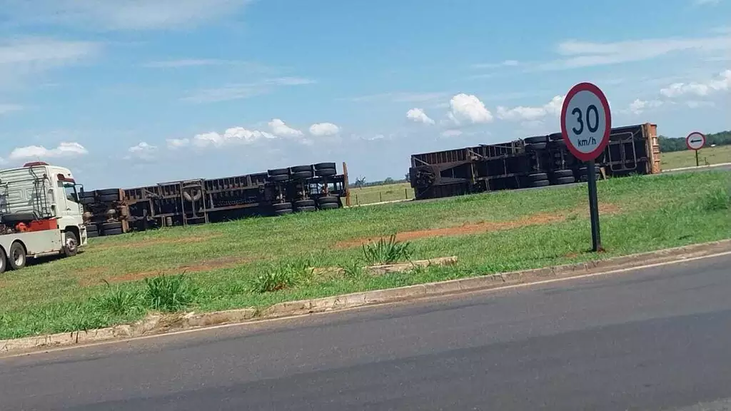 Carreta tombada em rotatória da rodovia teria causado congestionamento na pista (Foto: Taboado News)