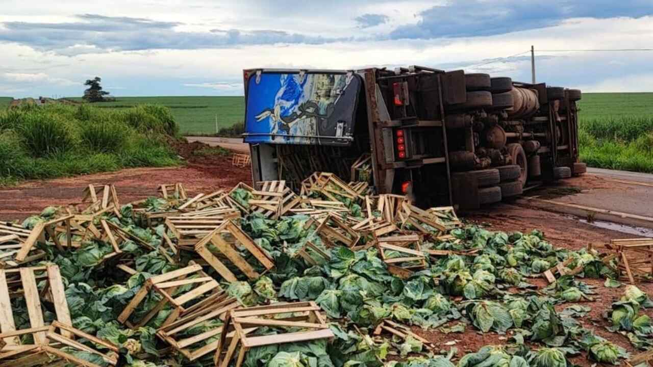 Carga ficou espalhada na pista (Foto: Divulgação, Nova News)