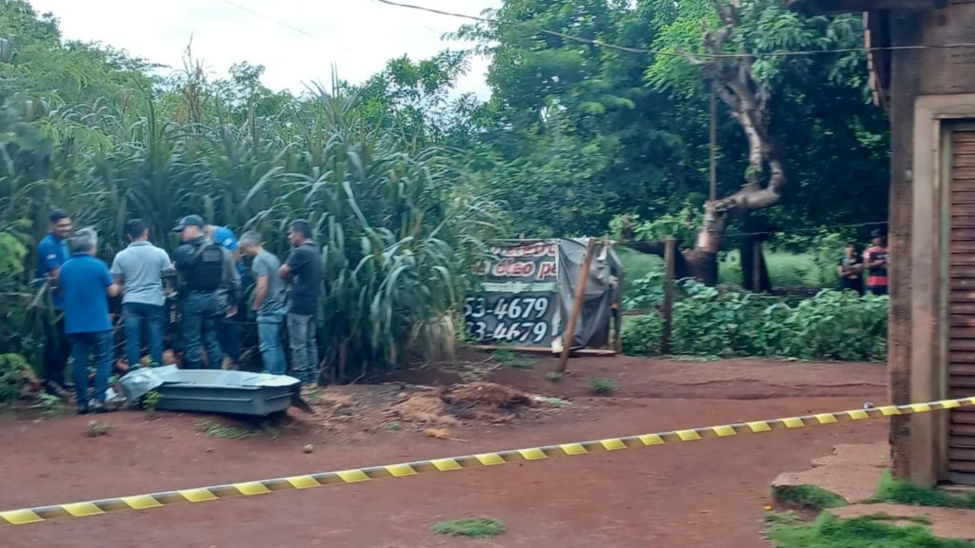 Corpo estava ao lado da casa onde a vítima morava. (Foto: Marcos Morandi, Jornal Midiamax)