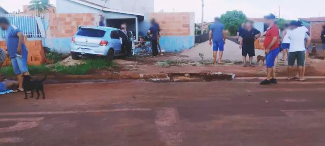 Carro destruiu muro de casa, em Rio Brilhante. (Foto: Rio Brilhante em Tempo Real)