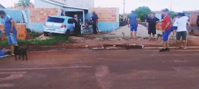 Carro destruiu muro de casa, em Rio Brilhante. 