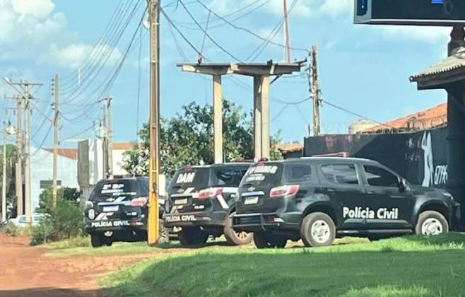 Viaturas da Pol&iacute;cia Civil em frente ao bordel, na BR-463 (Foto: Divulga&ccedil;&atilde;o)