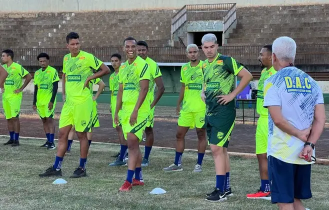 Primeiro contato dos jogadores foi com o preparador S&eacute;rgio D&oacute;ria (Foto: Gabriel Orriz/Dourados AC)