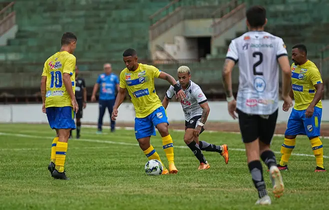 DAC (Camisa amarela) venceu o Corumbaense por 3 a 0 ? Foto: Marcelo Berton